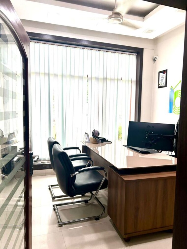 Team Area, hazratganj Commercial Office Space 650 Sq.Ft. In Hazratganj Lucknow 9774499