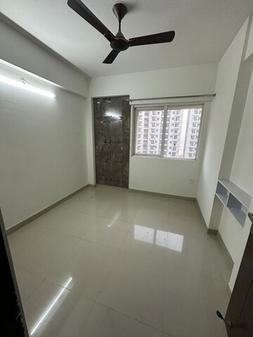 Room in 2 BHK Apartment at Oasis GrandStand, Sector 22d Yamuna Expressway – for Rent