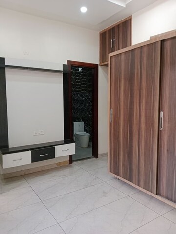 Room in 4 BHK Builder Floor at Sector 18 – for Rent