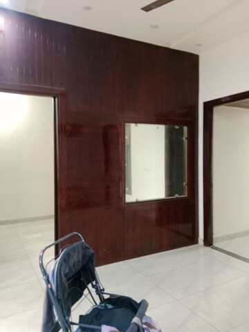 Room in 4 BHK Builder Floor at Sector 18 – for Rent