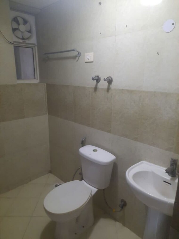 Bathroom, arun-vihar-sector-37 2 Bedroom 750 Sq.Ft. Apartment In Sector 37 Noida 9774754