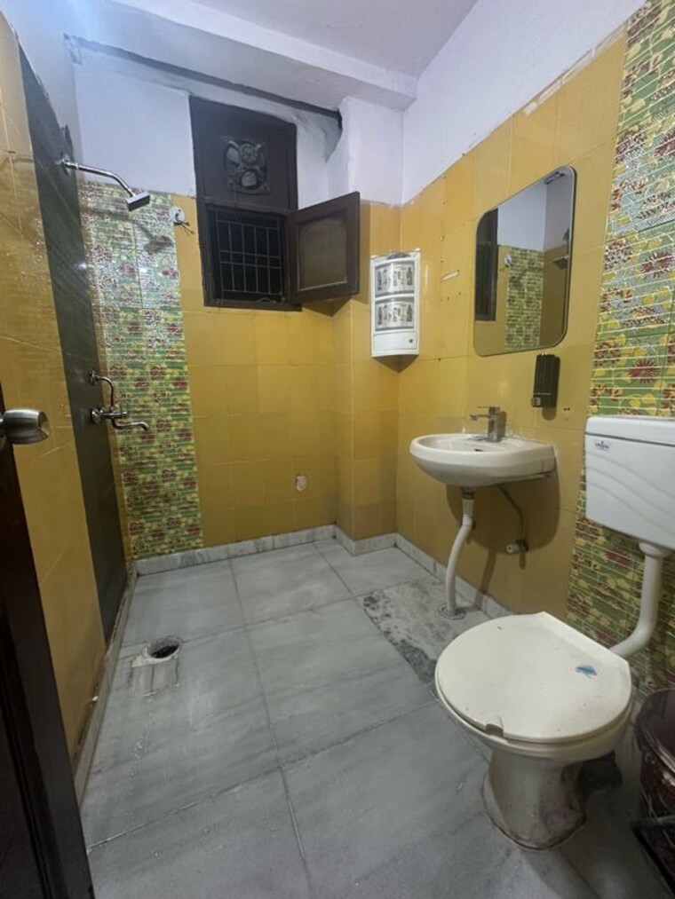 Bathroom, vaishali sector 2 3 Bedroom 1250 Sq.Ft. Builder Floor In Vaishali Sector 2 Ghaziabad 9774752