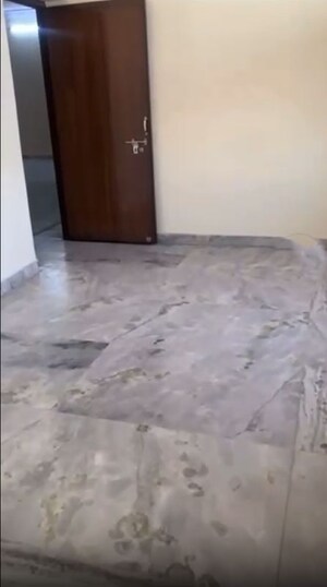 Room in 3 BHK Apartment at Mansarovar – for Rent