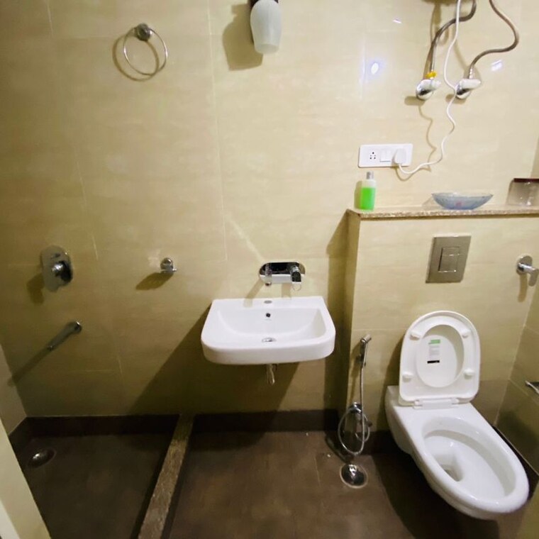 Bathroom, gautam nagar 1 Bedroom 70 Sq.Yd. Builder Floor In Gautam Nagar Delhi 9774942