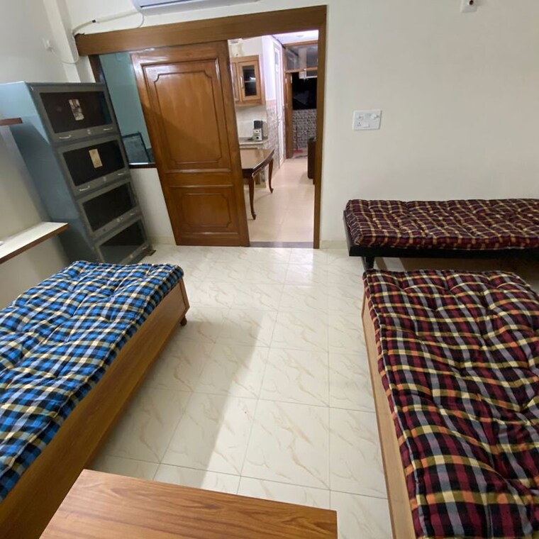 Bedroom, gautam nagar 1 Bedroom 70 Sq.Yd. Builder Floor In Gautam Nagar Delhi 9774942