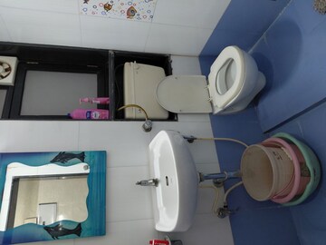 Master Bedroom in 2 BHK Apartment at Riddhi Garden, Malad East – for Rent