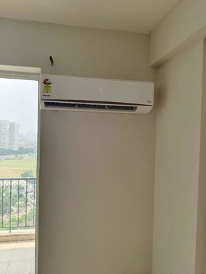 Room in 3 BHK Apartment at DLF The Skycourt, Sector 86 – for Rent