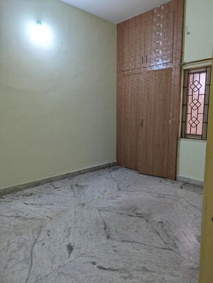 Room in 4 BHK Apartment at Morabadi – for Rent