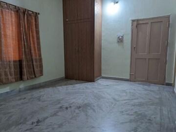 Room in 4 BHK Apartment at Morabadi – for Rent