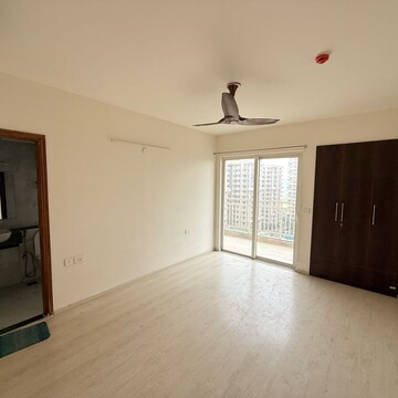 Room in 3 BHK Apartment at Pyramid Altia, Sector 70a – for Rent