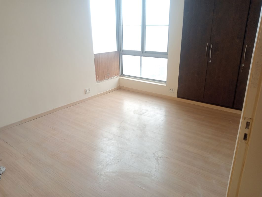 3 BHK + Servant Room Apartment For Rent in Unitech Escape