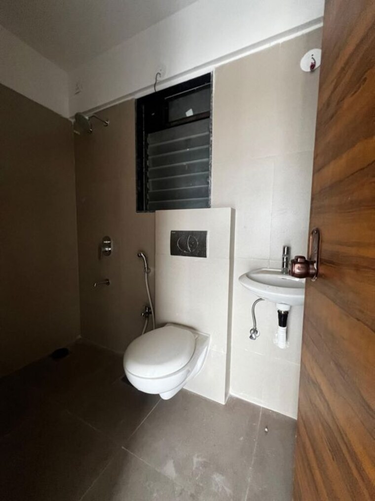 Bathroom, je-and-vee-om-trimurti 3 Bedroom 1100 Sq.Ft. Apartment In Malad East Mumbai 9775447