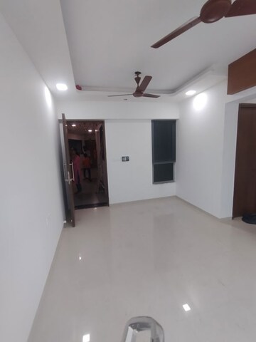 Room in 2 BHK Apartment at Kalpataru Immensa, Kolshet Road – for Rent