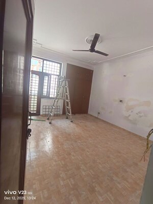 Room in 4 BHK Builder Floor at Dlf Phase ii – for Sale