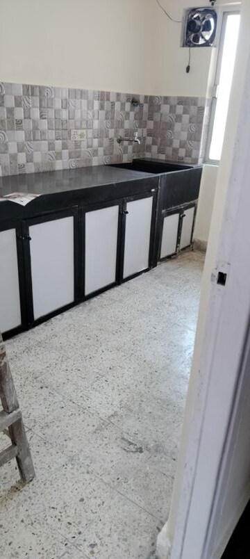 Room in 1 BHK Apartment at Red Rose CHS 1, Andheri West – for Rent