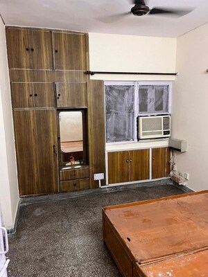 Room in 1.5 BHK Apartment at Mayur Vihar – for Rent