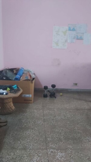 Parking in 2.5 BHK Builder Floor at Mayur Vihar – for Rent