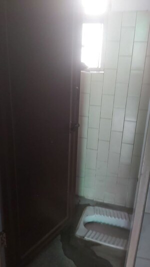 Bathroom in 2.5 BHK Builder Floor at Mayur Vihar – for Rent