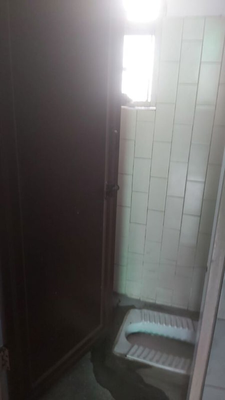 Bathroom, mayur vihar 2.5 Bedroom 850 Sq.Ft. Builder Floor In Mayur Vihar Delhi 9776347