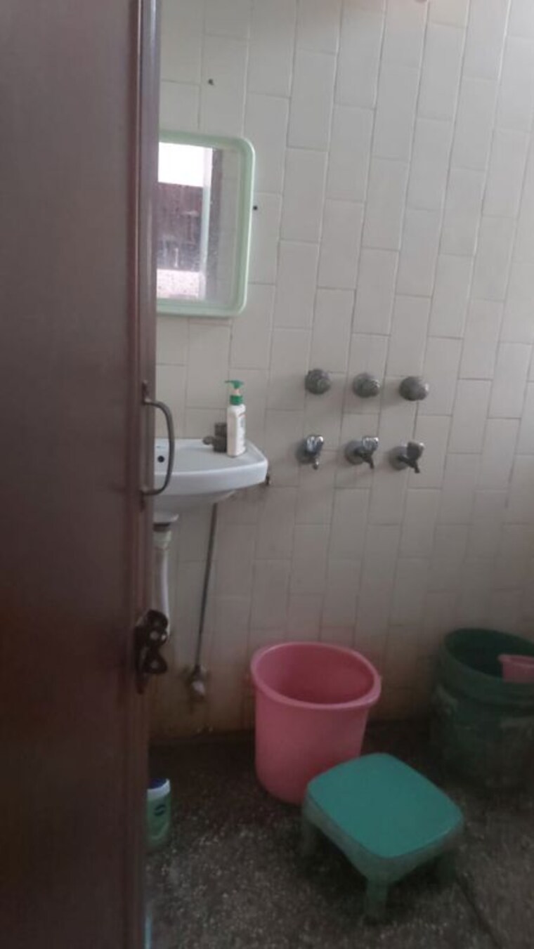 Bathroom, mayur vihar 2.5 Bedroom 850 Sq.Ft. Builder Floor In Mayur Vihar Delhi 9776347