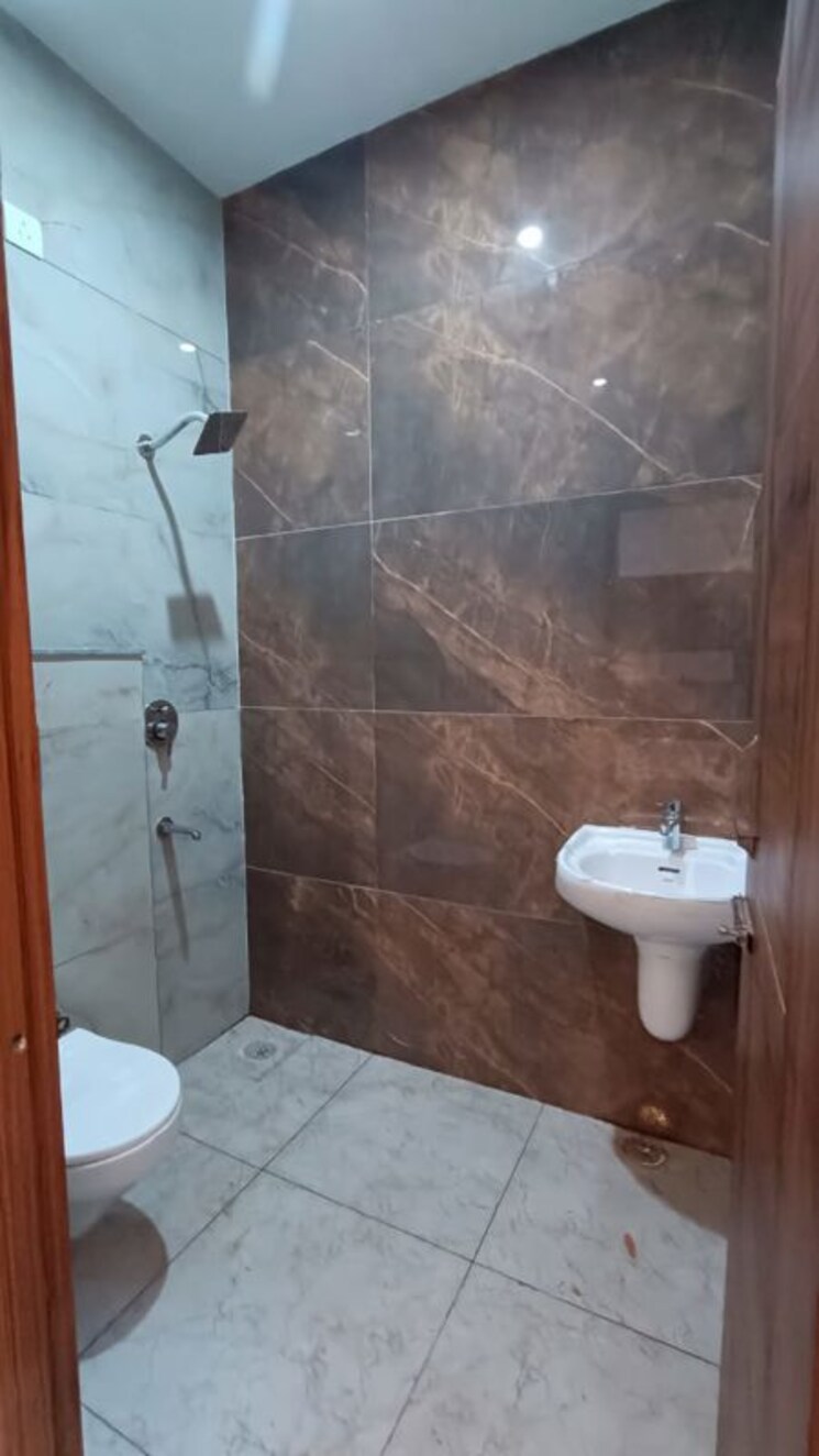 Bathroom, adil nagar 3.5 Bedroom 1600 Sq.Ft. Builder Floor In Adil Nagar Lucknow 9776383