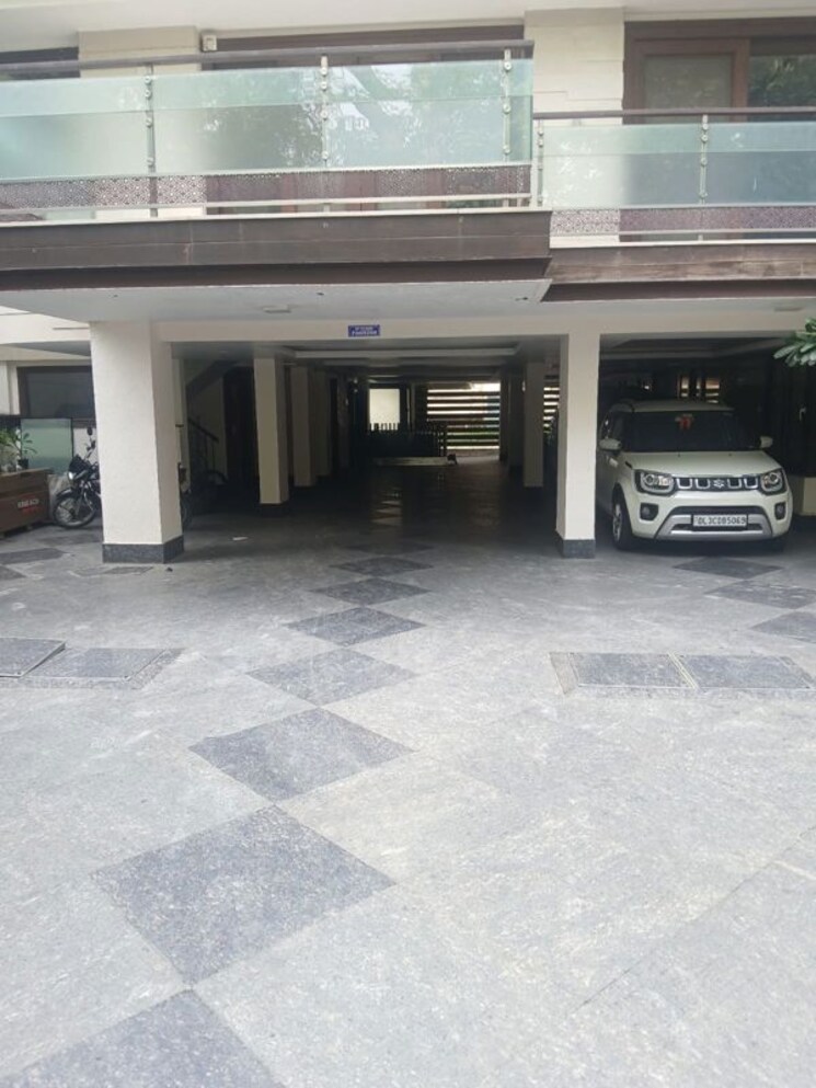  Parking, jor bagh 3 Bedroom 375 Sq.Yd. Builder Floor In Jor Bagh Delhi 9775714