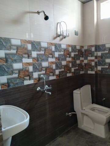 Team Area in 2 BHK Builder Floor at Jankipuram Extension – for Sale