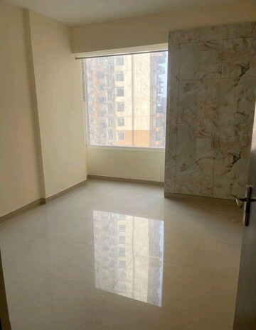Room in 3 BHK Apartment at Amrapali Heartbeat City, Sector 107 – for Rent