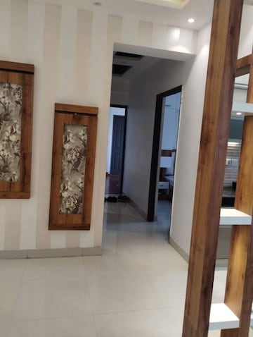 Room in 2.5 BHK Apartment at RG Luxury Homes, Sector 16b Greater Noida – for Rent