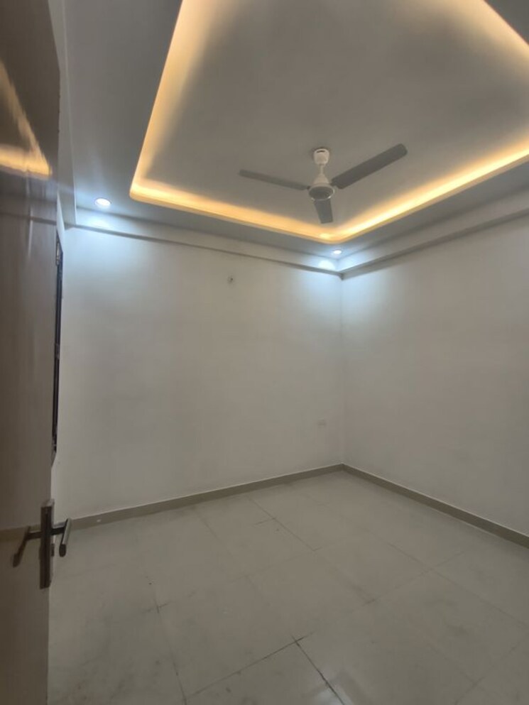 Room, sector 73 4 Bedroom 1700 Sq.Ft. Builder Floor In Sector 73 Noida 9777548