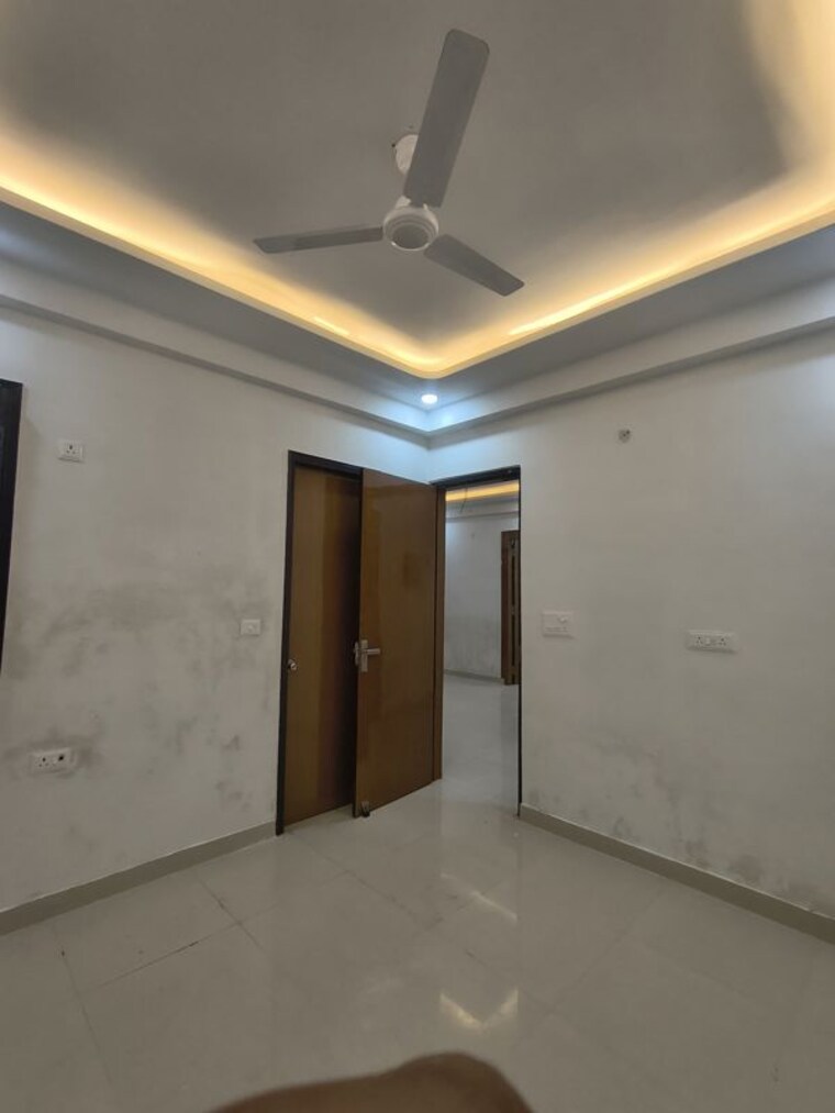 Room, sector 73 4 Bedroom 1700 Sq.Ft. Builder Floor In Sector 73 Noida 9777548