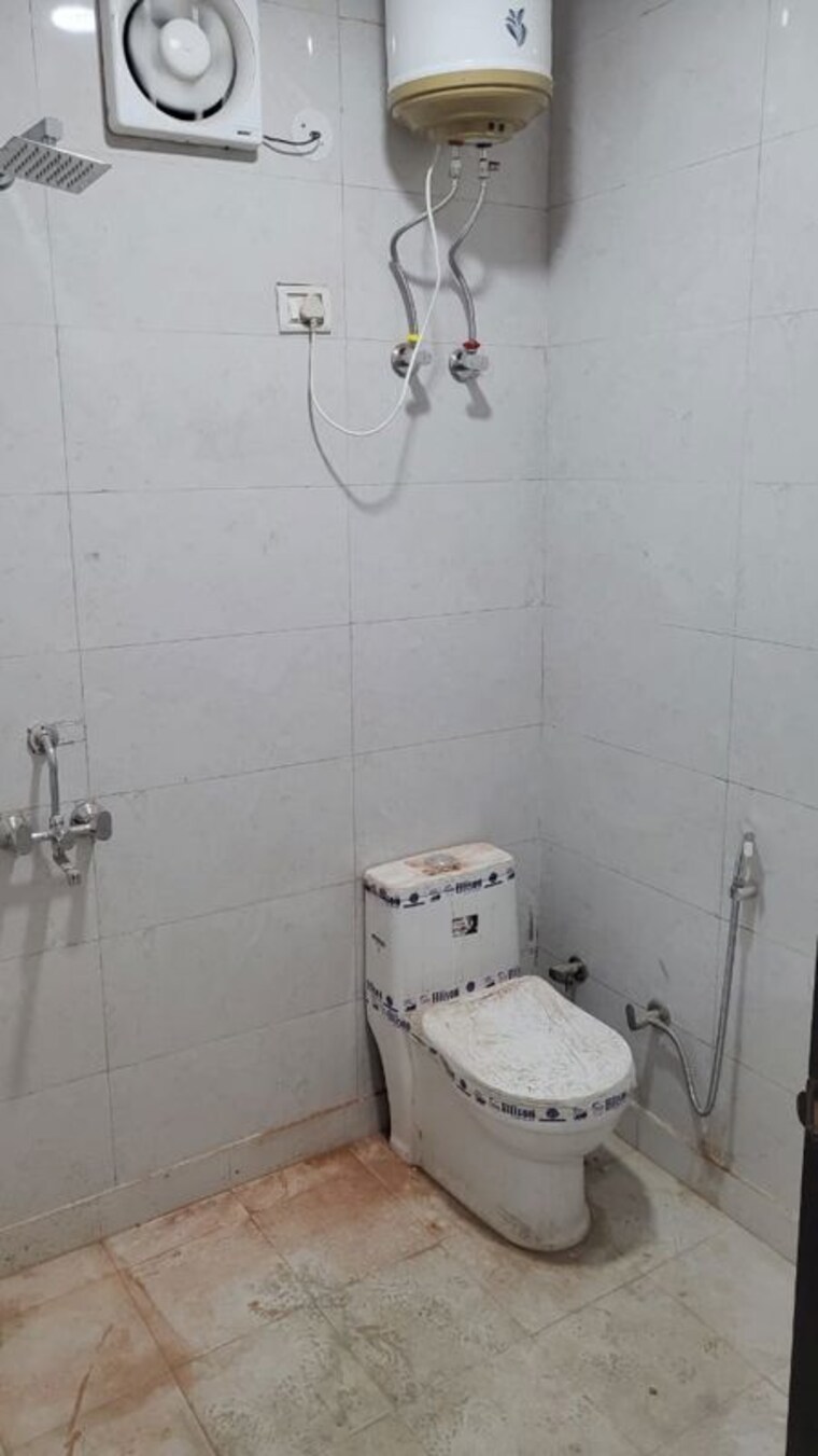 Bathroom, kalkaji 2 Bedroom 100 Sq.Yd. Builder Floor In Kalkaji Delhi 9778025