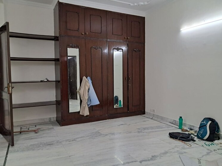 Room, greater kailash ii 3 Bedroom 250 Sq.Yd. Builder Floor In Greater Kailash ii Delhi 9778161