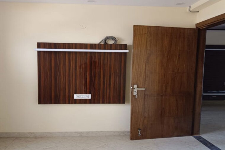 Room, tikawali 3 Bedroom 194 Sq.Yd. Builder Floor In Tikawali Faridabad 9778320