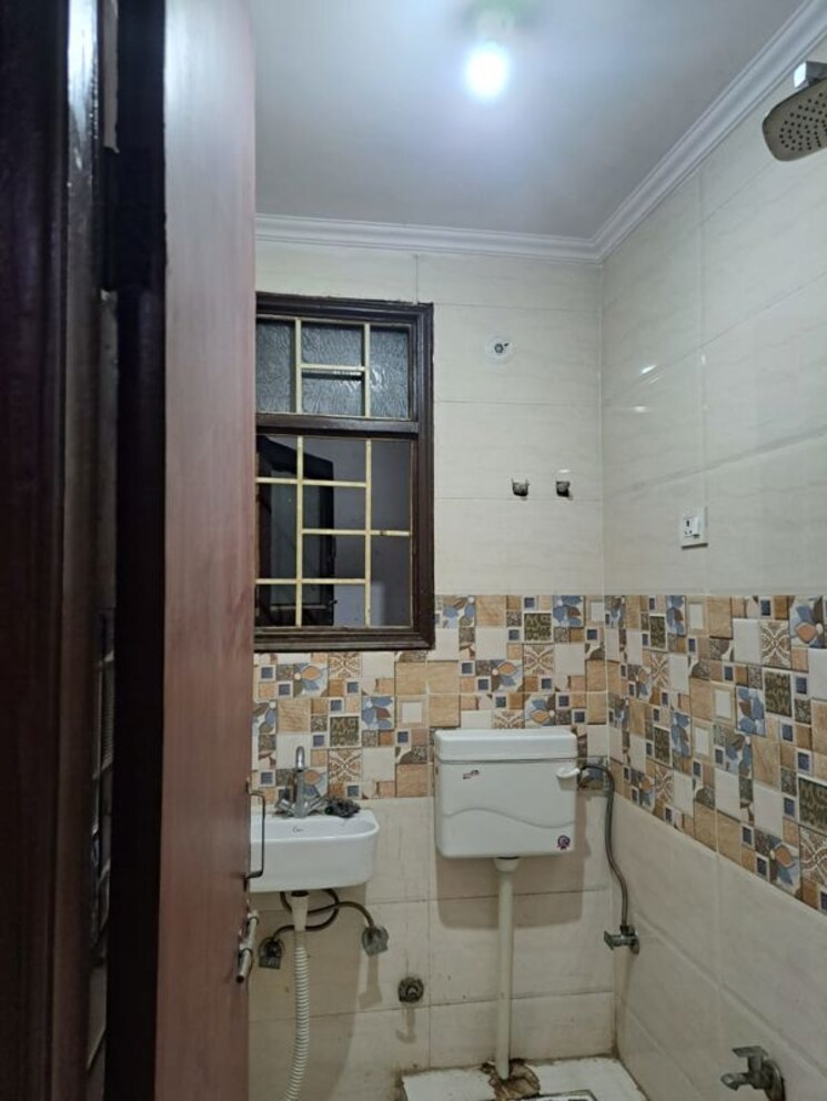 Bathroom, sector 73 1 Bedroom 550 Sq.Ft. Builder Floor In Sector 73 Noida 9778455