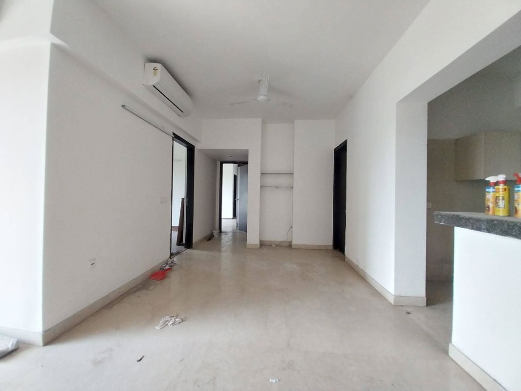 3 BHK + Servant Room Apartment For Rent in Microtek Greenburg