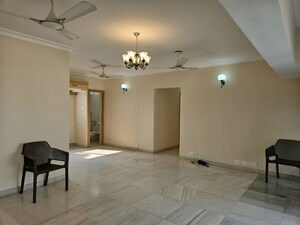 Room in 3 BHK Apartment at Chaitanya Tower, Prabhadevi – for Rent