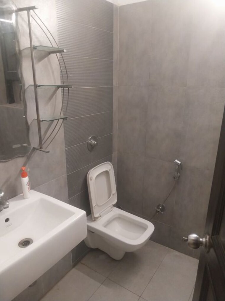 Bathroom, safdarjung enclave 2 Bedroom 200 Sq.Yd. Builder Floor In Safdarjung Enclave Delhi 9778740