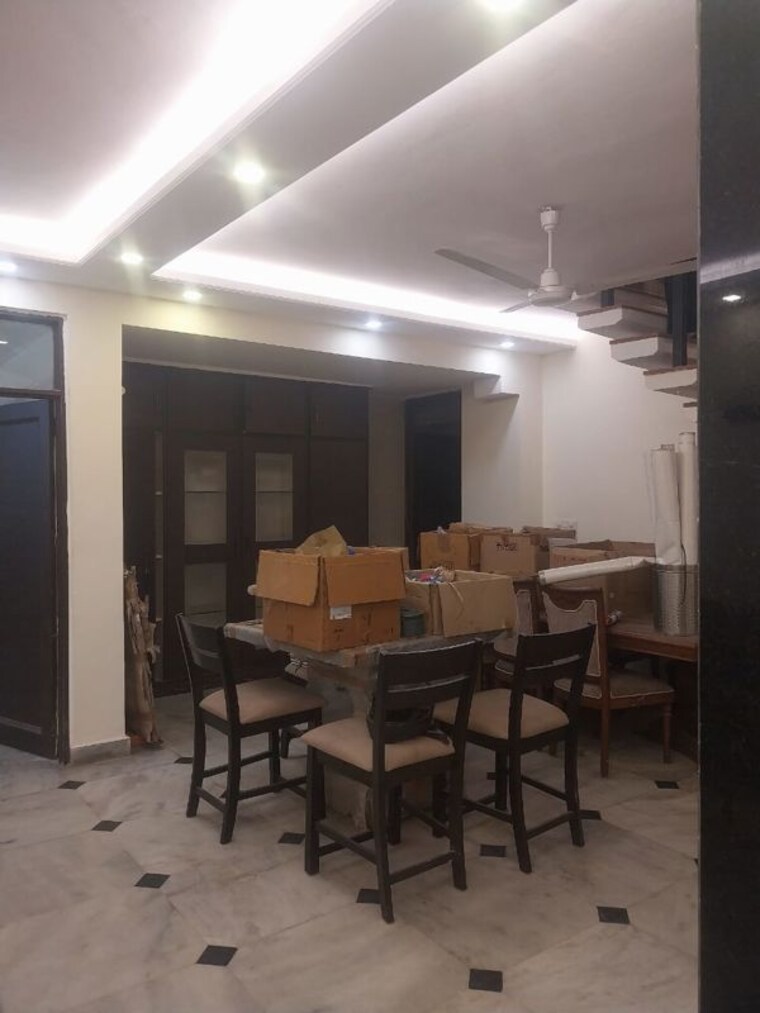 Gym, safdarjung enclave 2 Bedroom 200 Sq.Yd. Builder Floor In Safdarjung Enclave Delhi 9778740