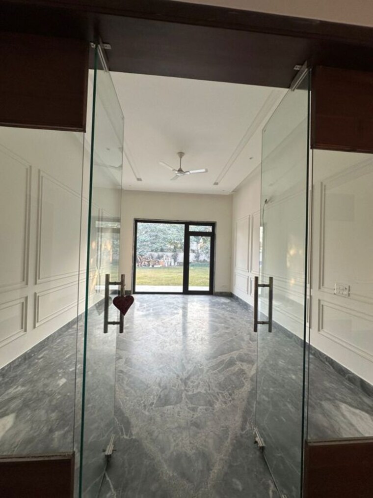 undefined, chattarpur 5 Bedroom 1200 Sq.Ft. Villa In Chattarpur Delhi 9779035