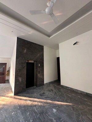 Lift in 5 BHK Villa at Chattarpur – for Sale