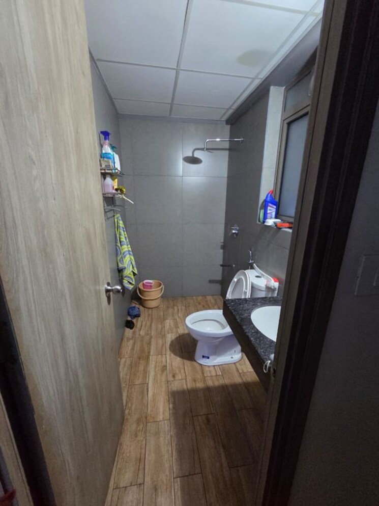 Bathroom, kalpataru-paramount-e 2 Bedroom 610 Sq.Ft. Apartment In Kapur Bawdi Thane 9779064