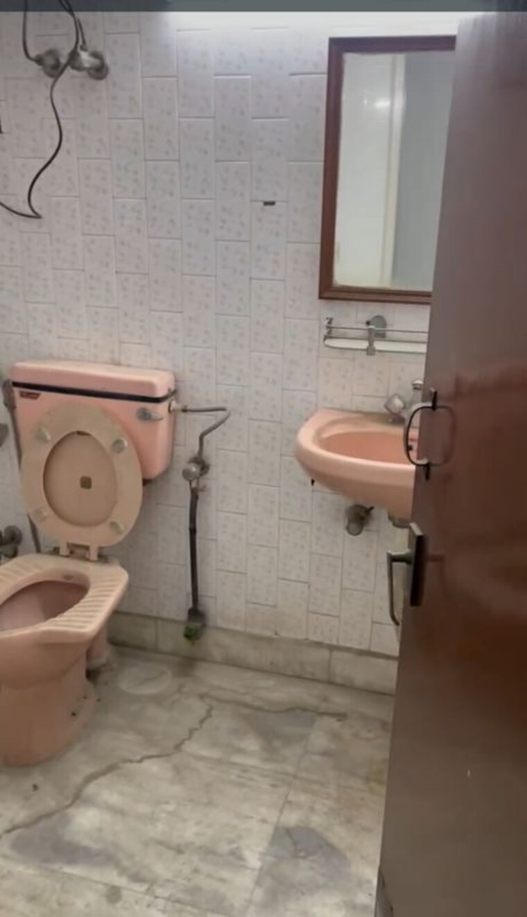 Bathroom, chittaranjan park 3 Bedroom 125 Sq.Yd. Builder Floor In Chittaranjan Park Delhi 9779085