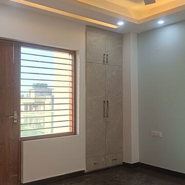 Room in 3 BHK Apartment at Umang Summer Palms, Sector 86 – for Rent