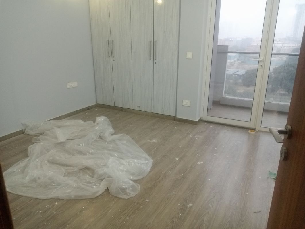 3.5 BHK + Servant Room Apartment For Rent in Unitech The Close South