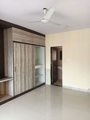 Room in 3 BHK Apartment at Rajnigandha CHS Vasant Vihar, Vasant Vihar – for Rent