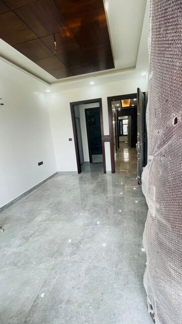 Room in 3 BHK Builder Floor at Parklands, Sector 85 – for Rent