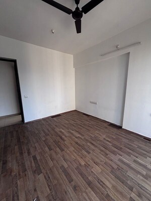 Room in 3 BHK Apartment at The Wadhwa Platina, Kolshet Road – for Rent