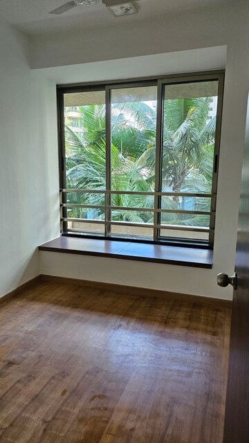 Room in 5 BHK Apartment at Oberoi Springs, Andheri West – for Sale