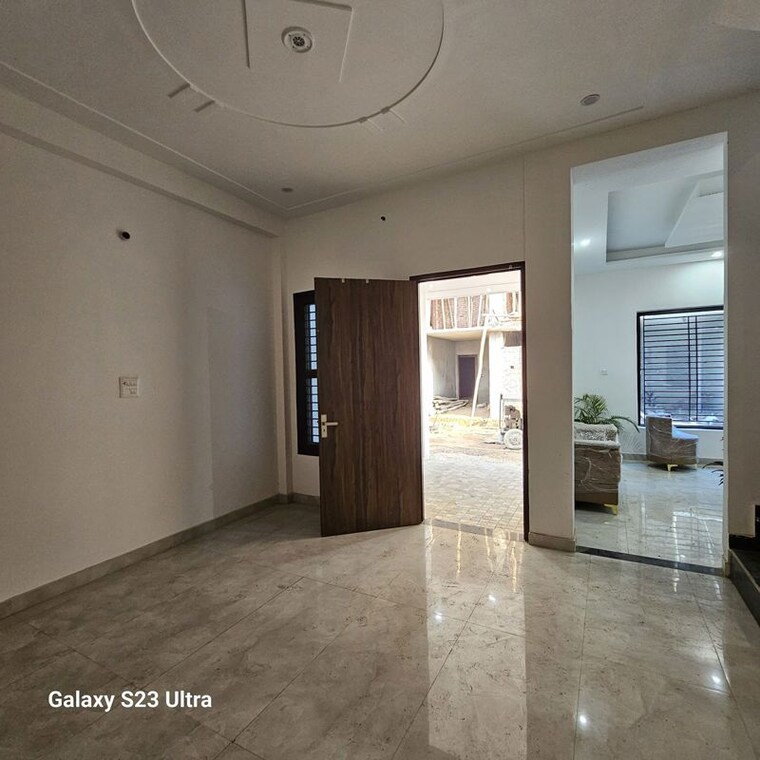 Room, sector 16 greater noida 3.5 Bedroom 100 Sq.Yd. Villa In Sector 16 Greater Noida Greater Noida 9775409